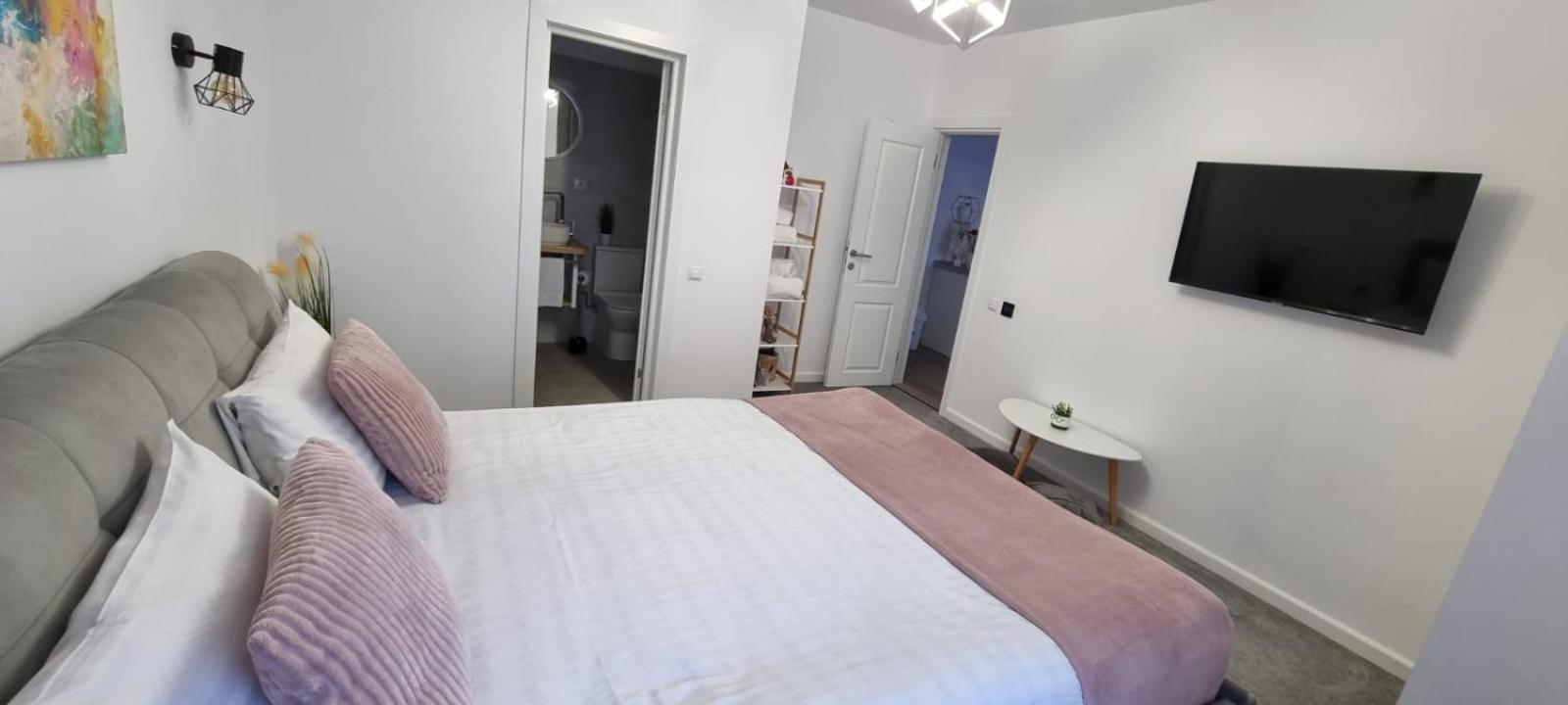 Rr House Apartment *